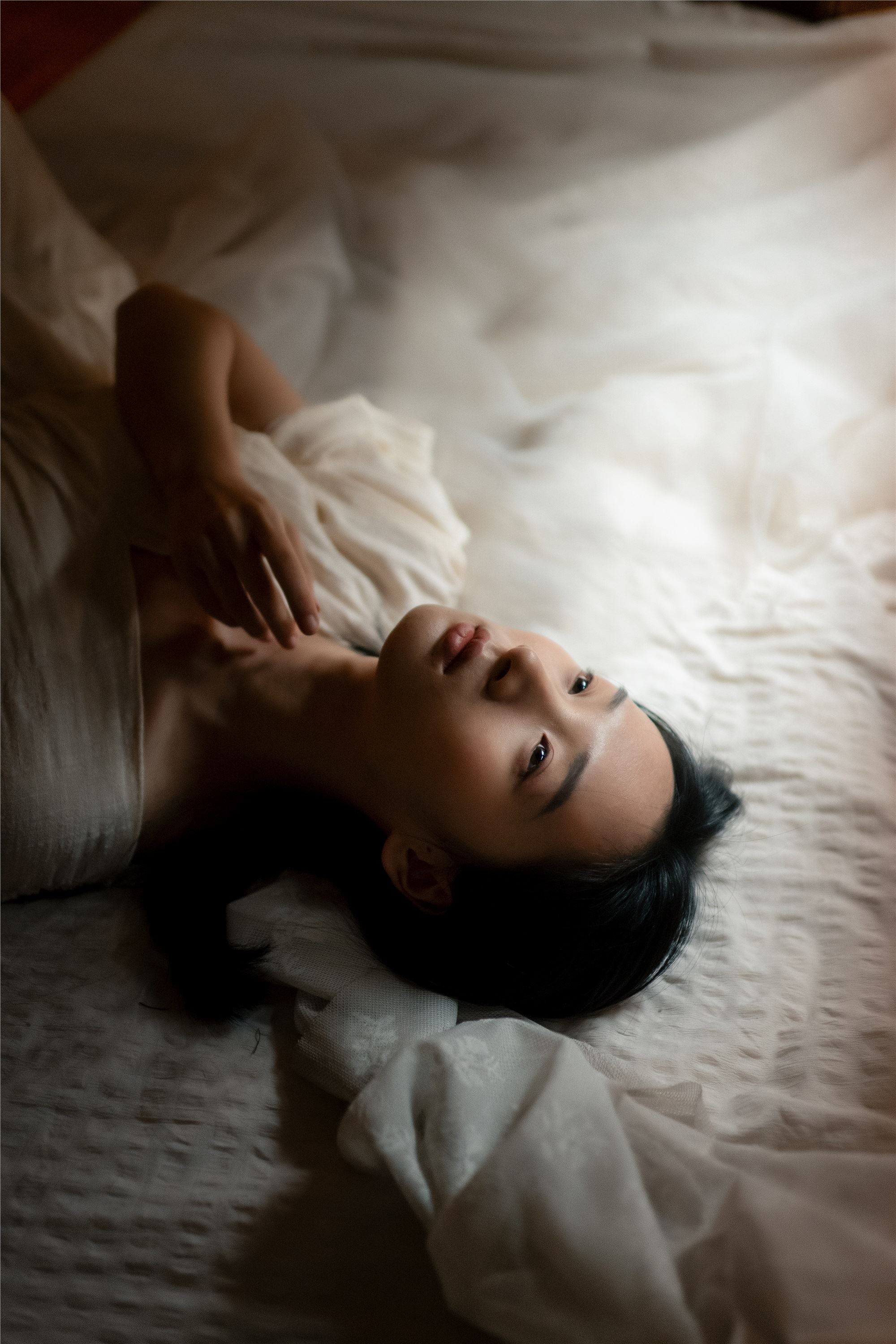 YITUYU艺图语 2025.02.06 她从光里来 方休。